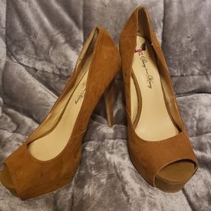 Perny loves Kenny camel pumps